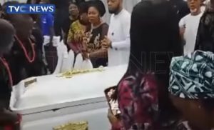 T£ars flow as legendary singer Onyeka Onwenu is laid to rest in Lagos (VIDEO)